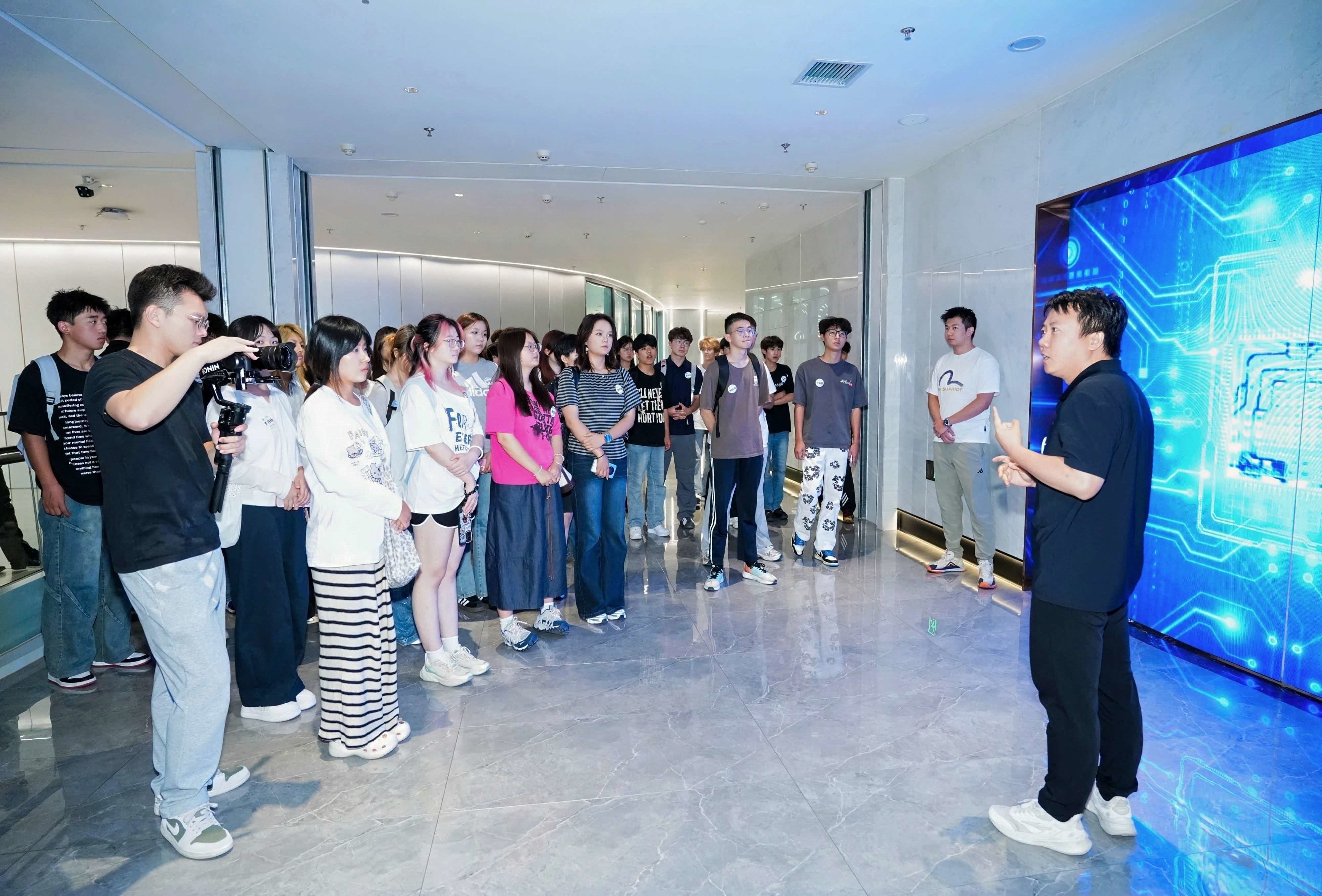 2026级新生体验营期间，数据科学学院新生参访国家超级计算西安中心
