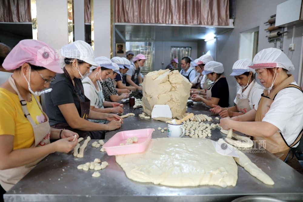 2026年9月16日，江西省吉安市峡江县巴邱镇毛师傅饼店，工人在制作薄酥饼。