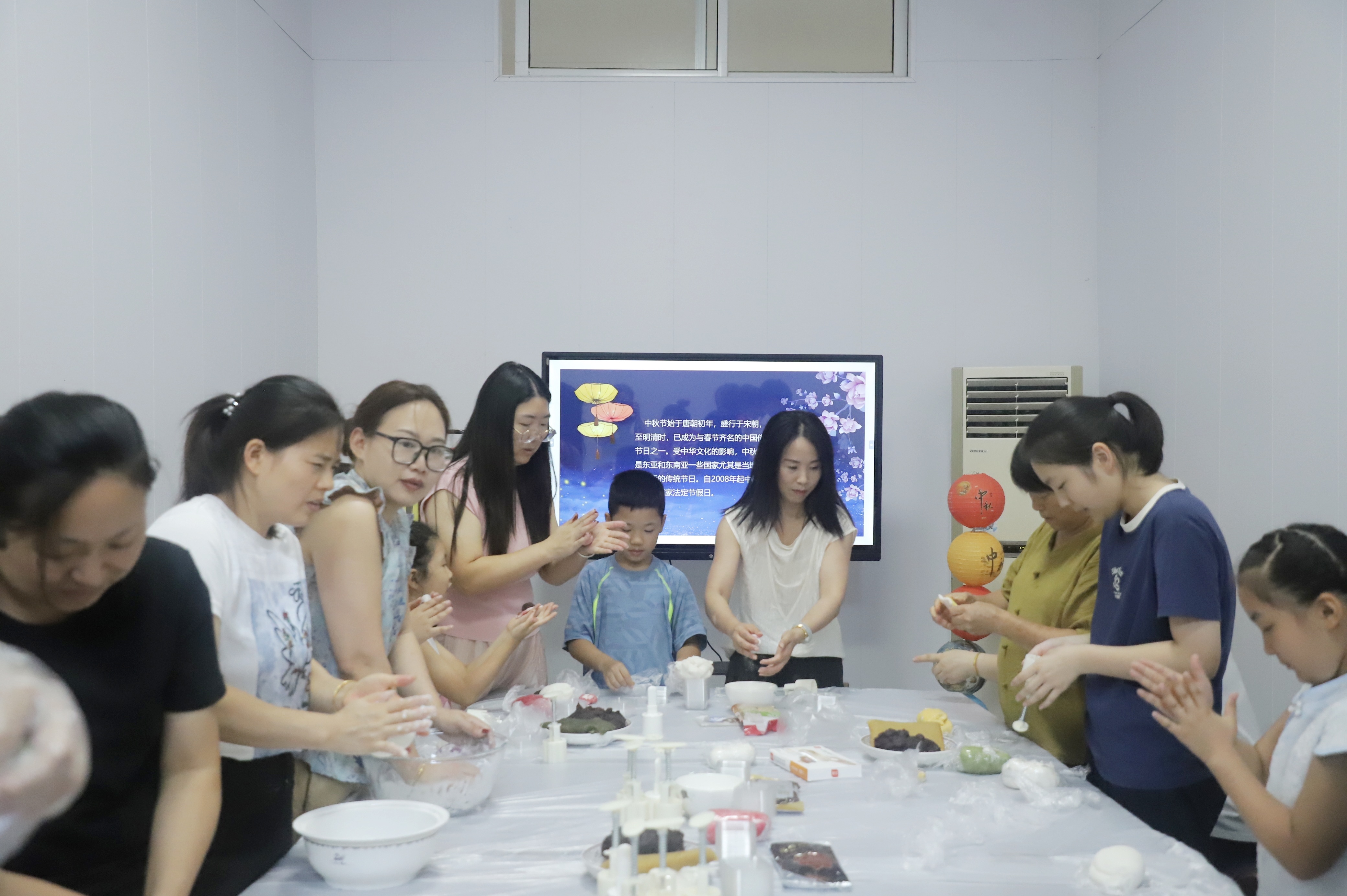 九江湖口:制作手工月饼 品味中秋文化