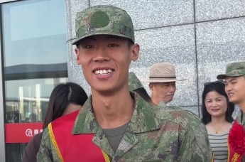愿以吾辈青春捍卫盛世中华！一安工大学生因距离原因独自入伍