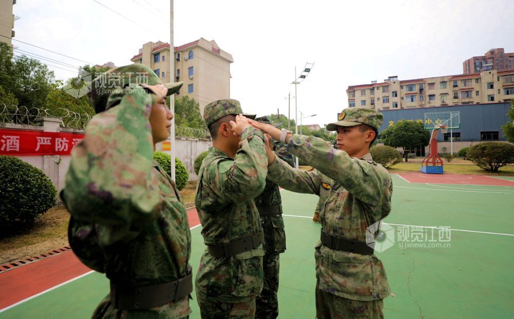2026年9月15日，江西省吉安市峡江县人民武装部，预定新兵在教官的指导下进行役前教育。