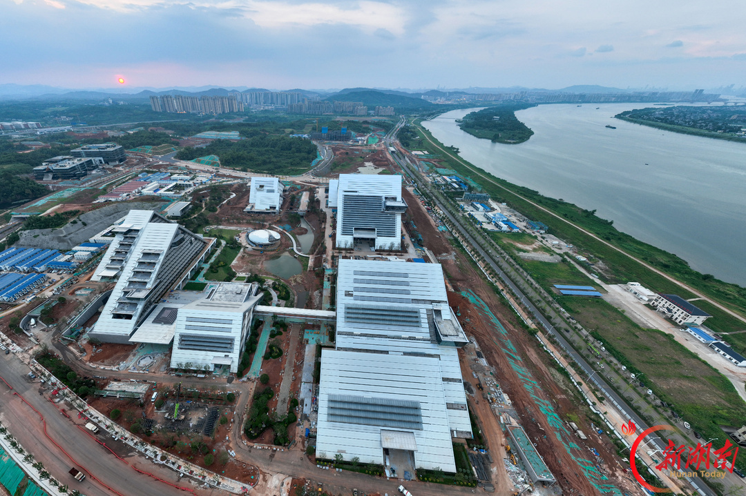 (湘江科学城建设现场一片繁忙。江毅 摄)