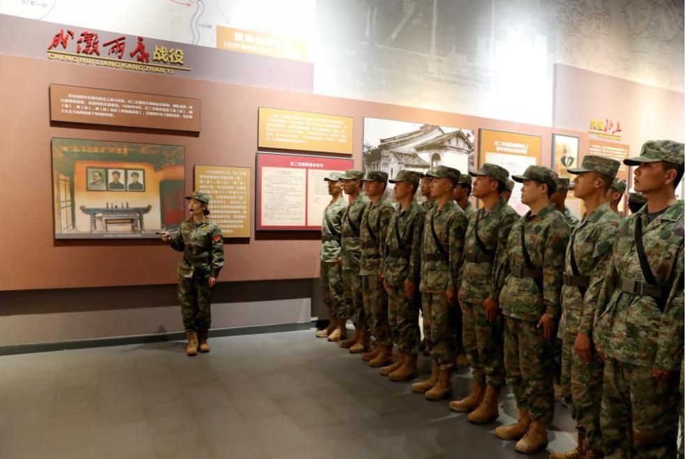 ↑讲解员为预定新兵讲述革命故事