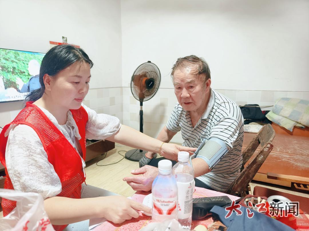 常态化入户便民行动,萍乡湘东区为老人量血压、讲健康、解难题
