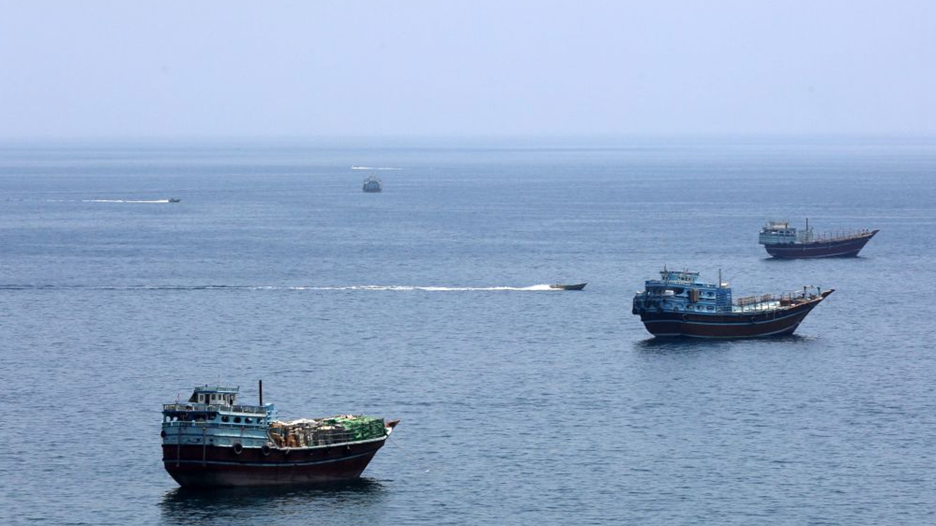 船舶追踪机构：霍尔木兹海峡单日通行量降至个位数