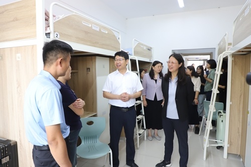 校领导走访新生公寓与家长亲切交流