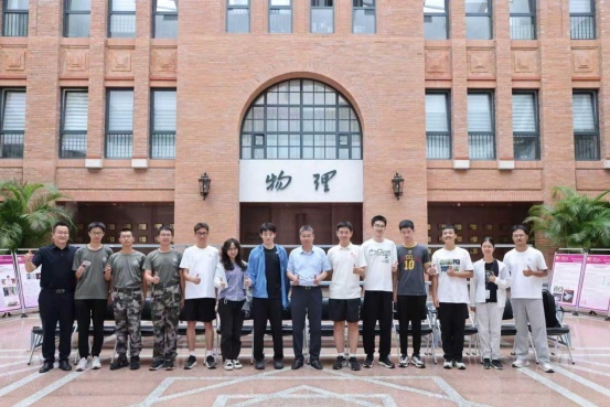 合肥一中2025届、2026届部分校友与封安保书记合影