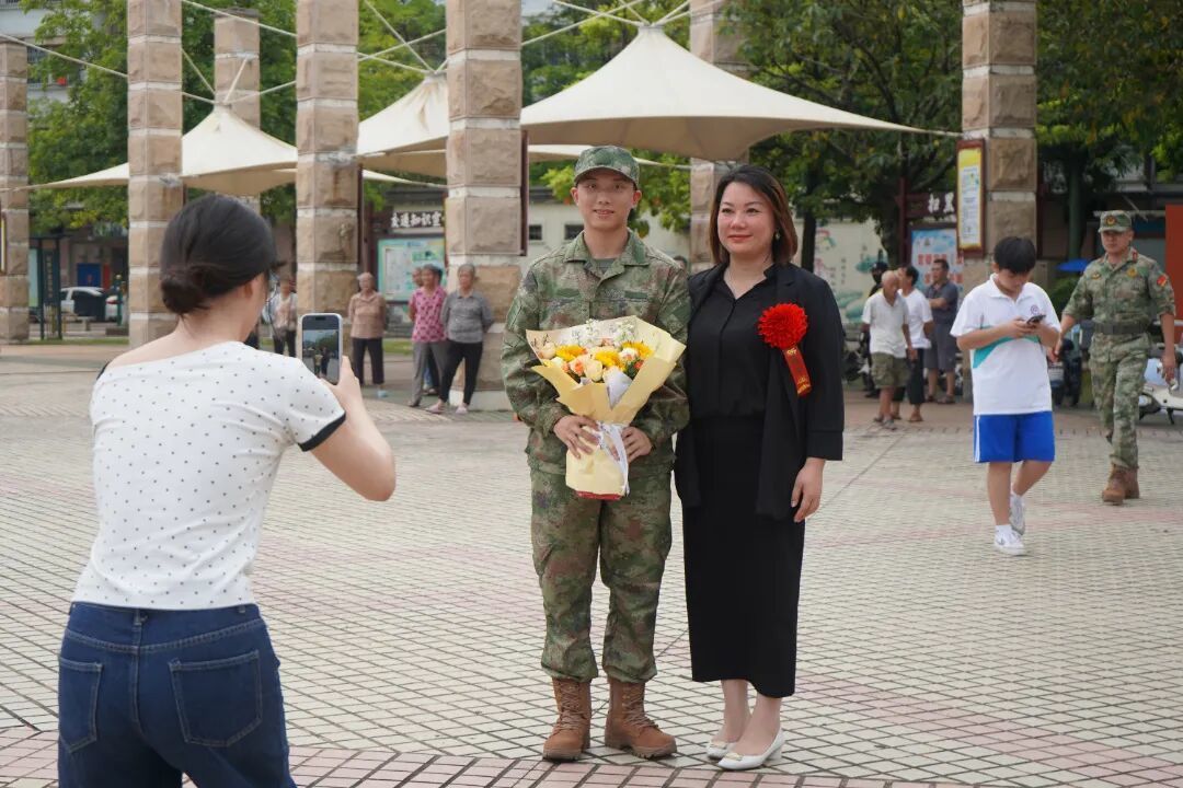 图:欢送仪式现场