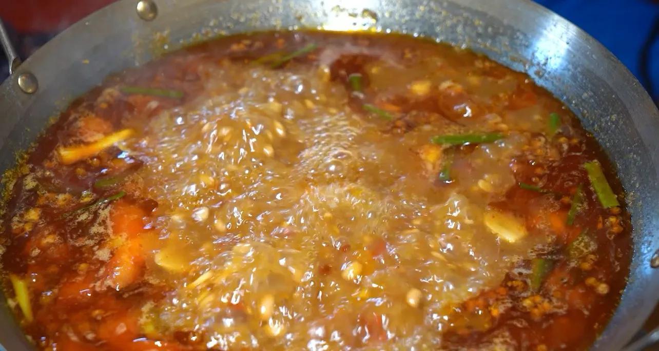 锅烹黔岭韵,食聚市井欢——广东《今日岭南》走进深圳黔怼怼贵州地摊火锅