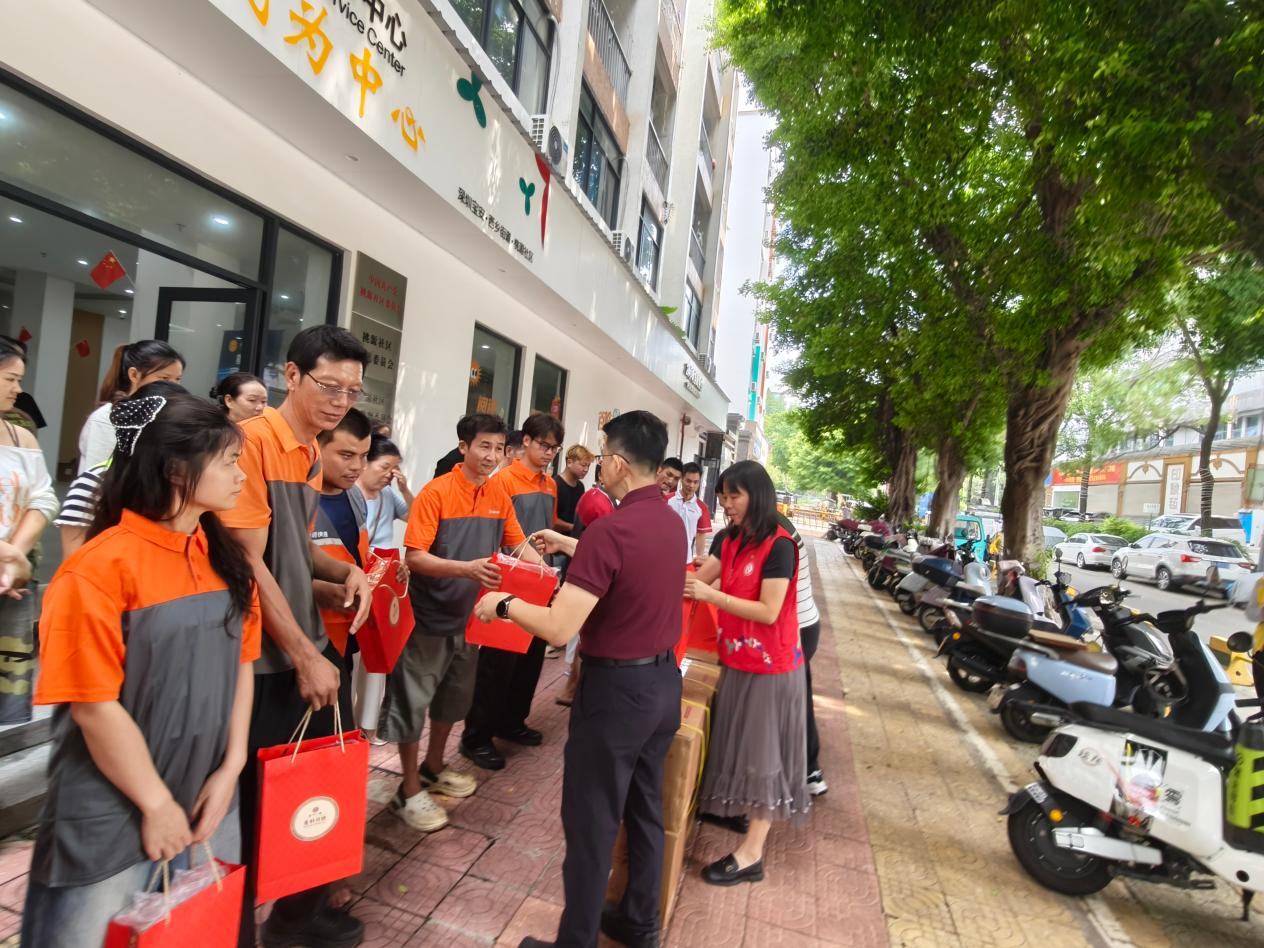 工会送暖蜂心甜 月圆饼圆情更圆