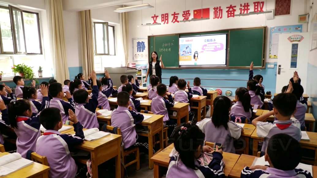 甘肃肃州：校服改革焕新颜　暖心举措护成长