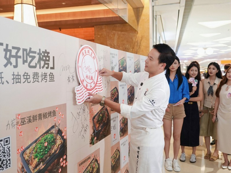 探鱼新品焦香升级,明星主厨林述巍任“推荐官”现身深圳门店
