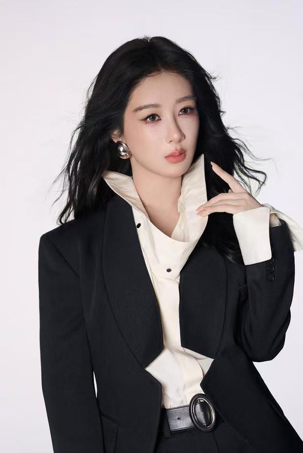 杨紫穿黑色宽松西装利落知性