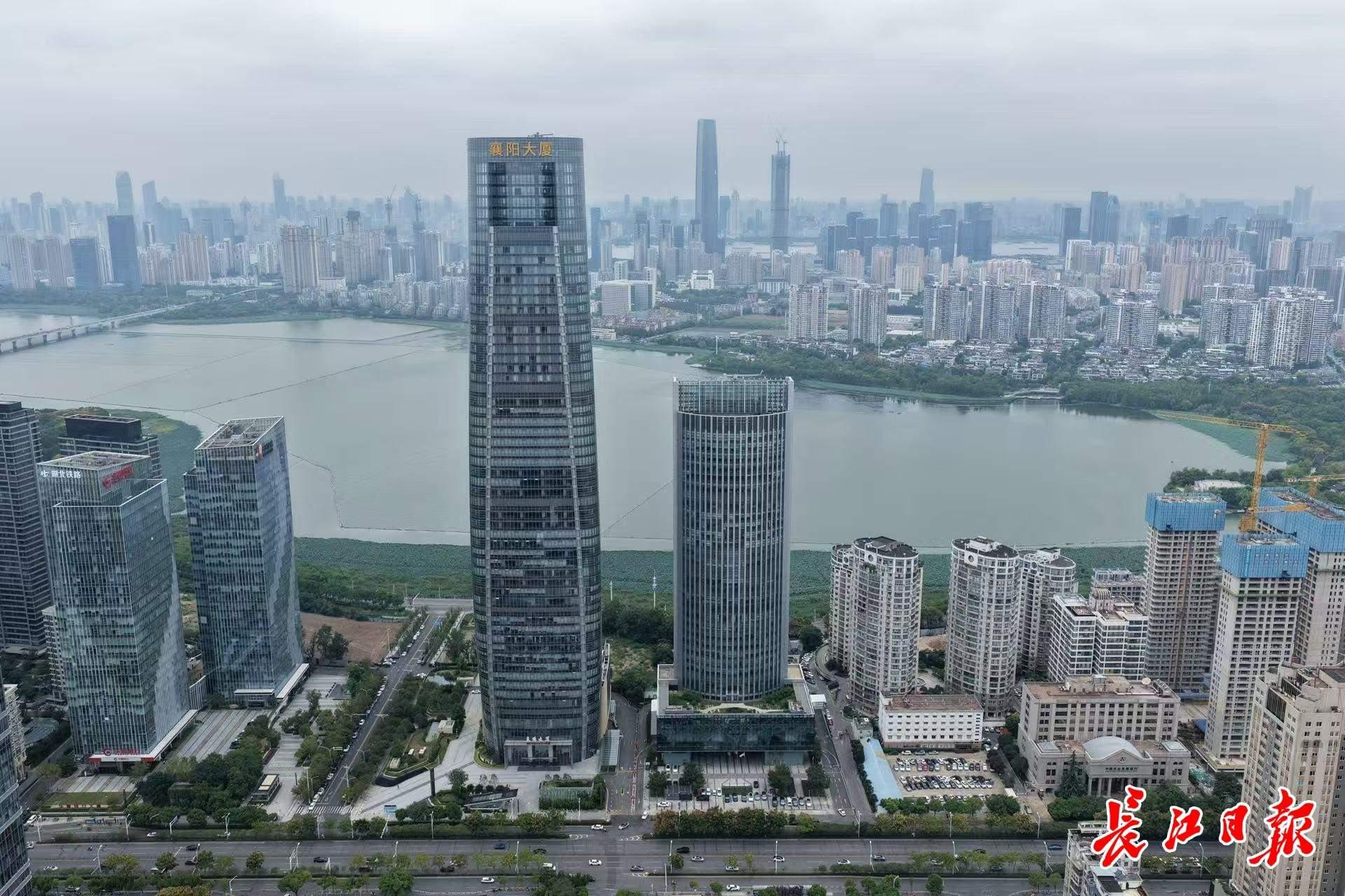 位于武昌沙湖畔的中碳登大厦,放着全球最大“碳账本”。记者范芃 摄
