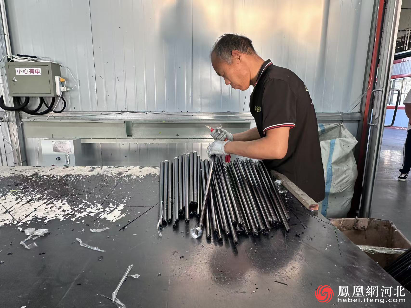 图为廊坊掌御体育用品有限公司生产车间
