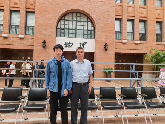 安徽首位清华丘成桐数学科学领军人才计划录取学生，高一直升清华的侯健坤校友与封安保书记合影