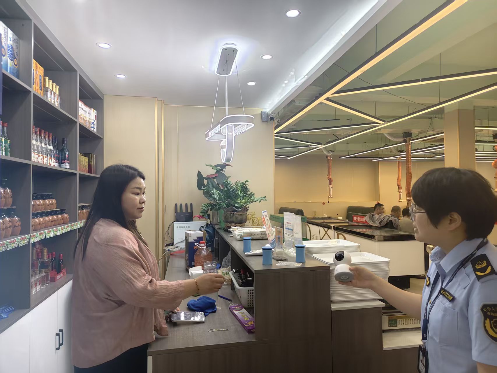 工作人员正在进行线下精准检查。