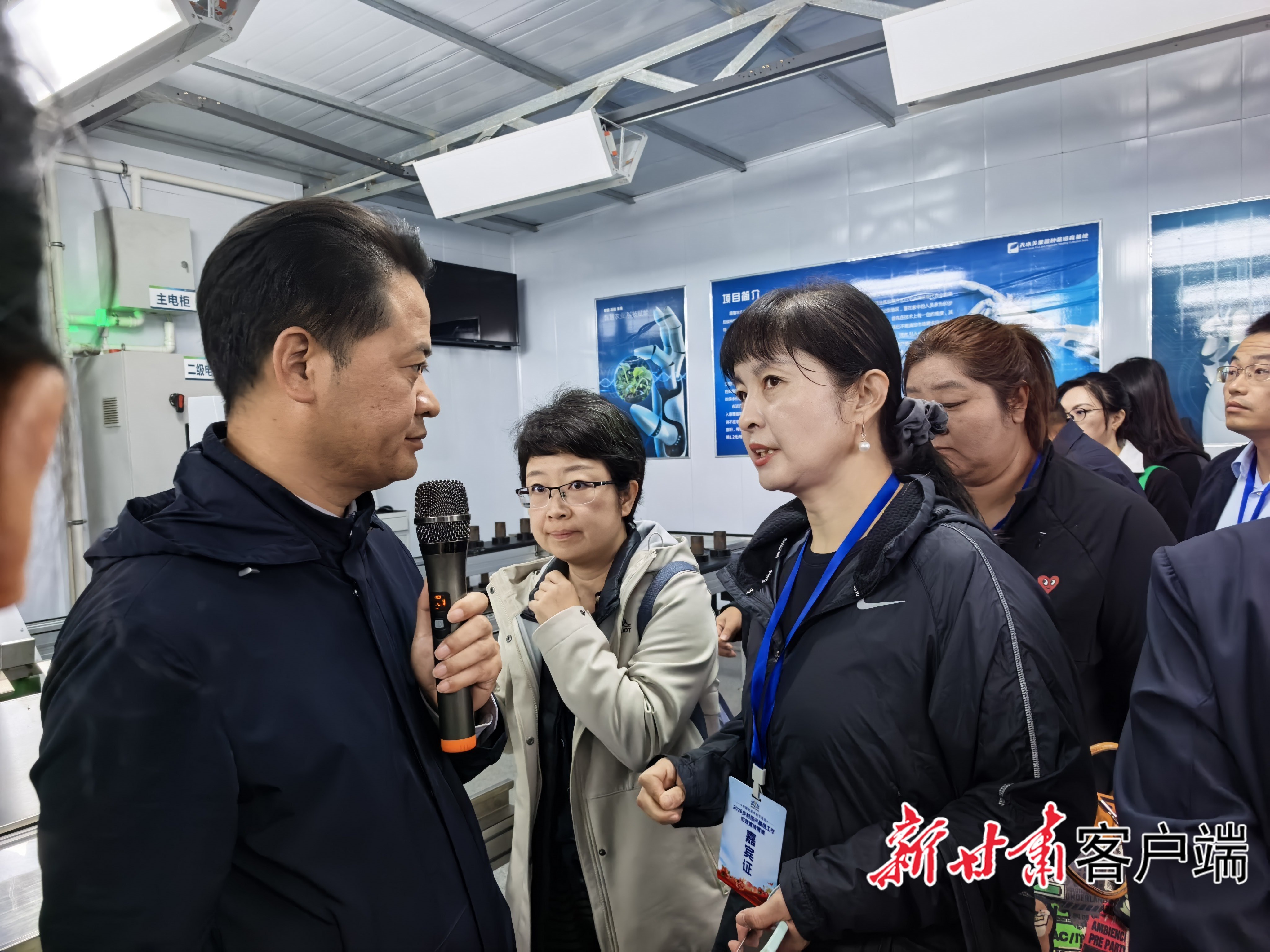 参会人员观摩全智能生产线