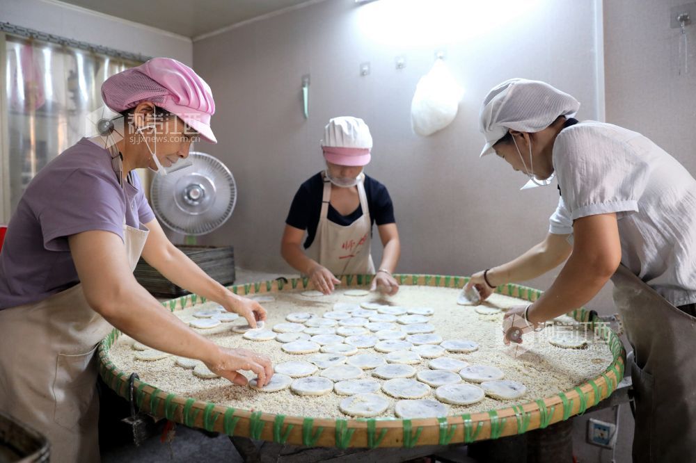 2026年9月16日，江西省吉安市峡江县巴邱镇毛师傅饼店，工人在制作薄酥饼。
