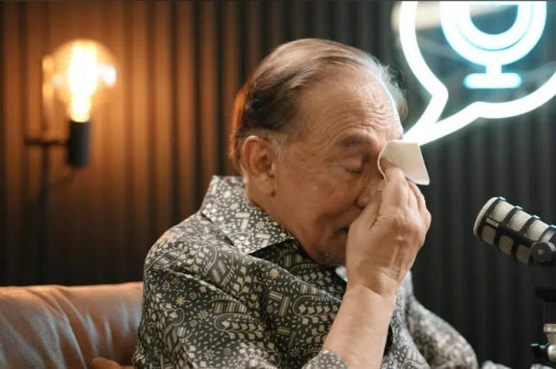 大马总理忆入狱经历落泪:无法陪母亲走完最后一程,那是最痛苦一夜