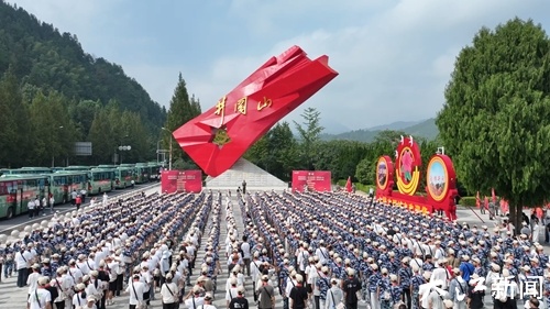 在井冈山红旗广场,3000多名学生参加“我的井冈行”红色研学活动。