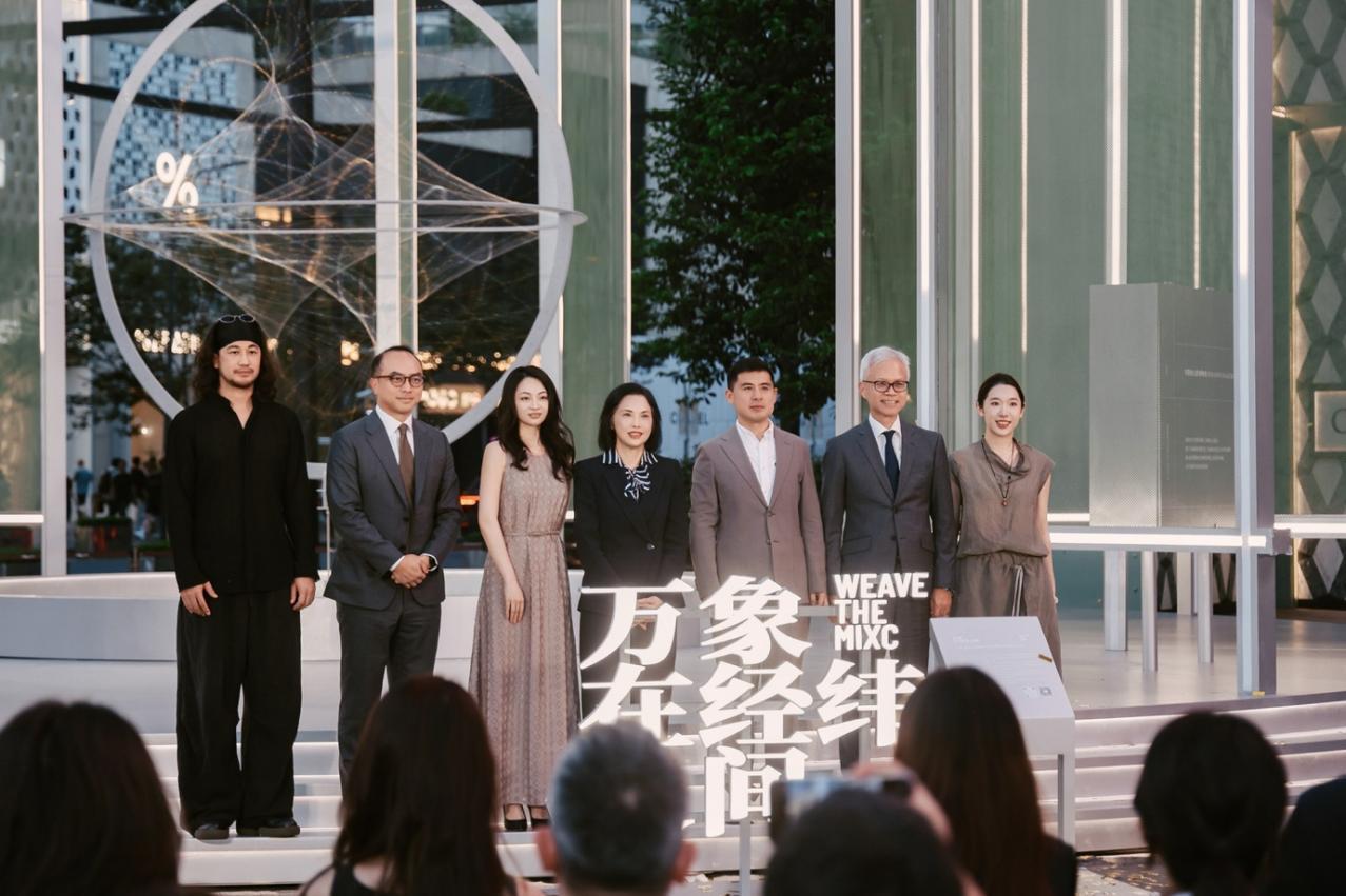 图片说明：一众嘉宾于杭州万象城出席香港故宫文化博物馆与杭州万象城共同发起的城市文化项目“万象在经纬之间 WEAVE THE MIXC”启幕。 （左起）艺术家杨淞，西九文化区管理局对外事务总监吴璟儁，华润万象生活商业华东大区副总经理、杭州万象城总经理李伟 ，西九文化区管理局行政总裁冯程淑仪，华润万象生活副总裁、商业航道总经理王磊，香港故宫文化博物馆馆长吴志华博士，及杭州万象城副总经理池旭。
