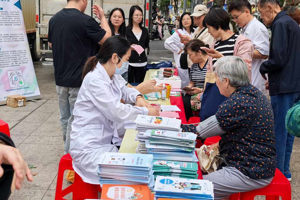 科普安全用药 守护居民安康 2026湖北省药品安全宣传走进武汉彭刘杨路社区