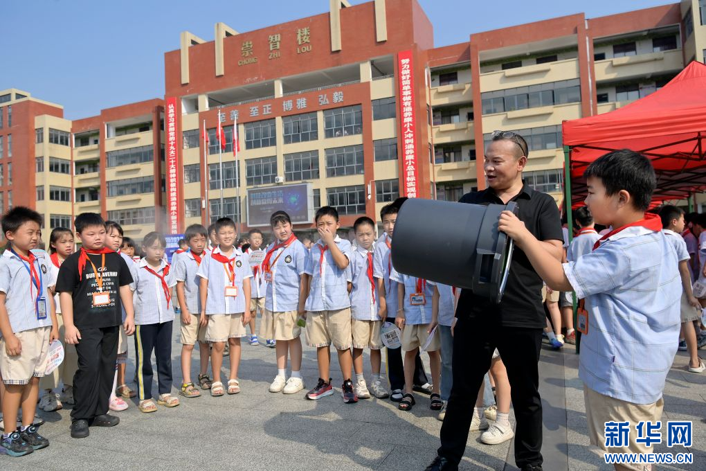 9月16日,在江西省宜春市万载县康乐街道中心小学,学生在体验趣味实验。新华网发 邓龙华 摄