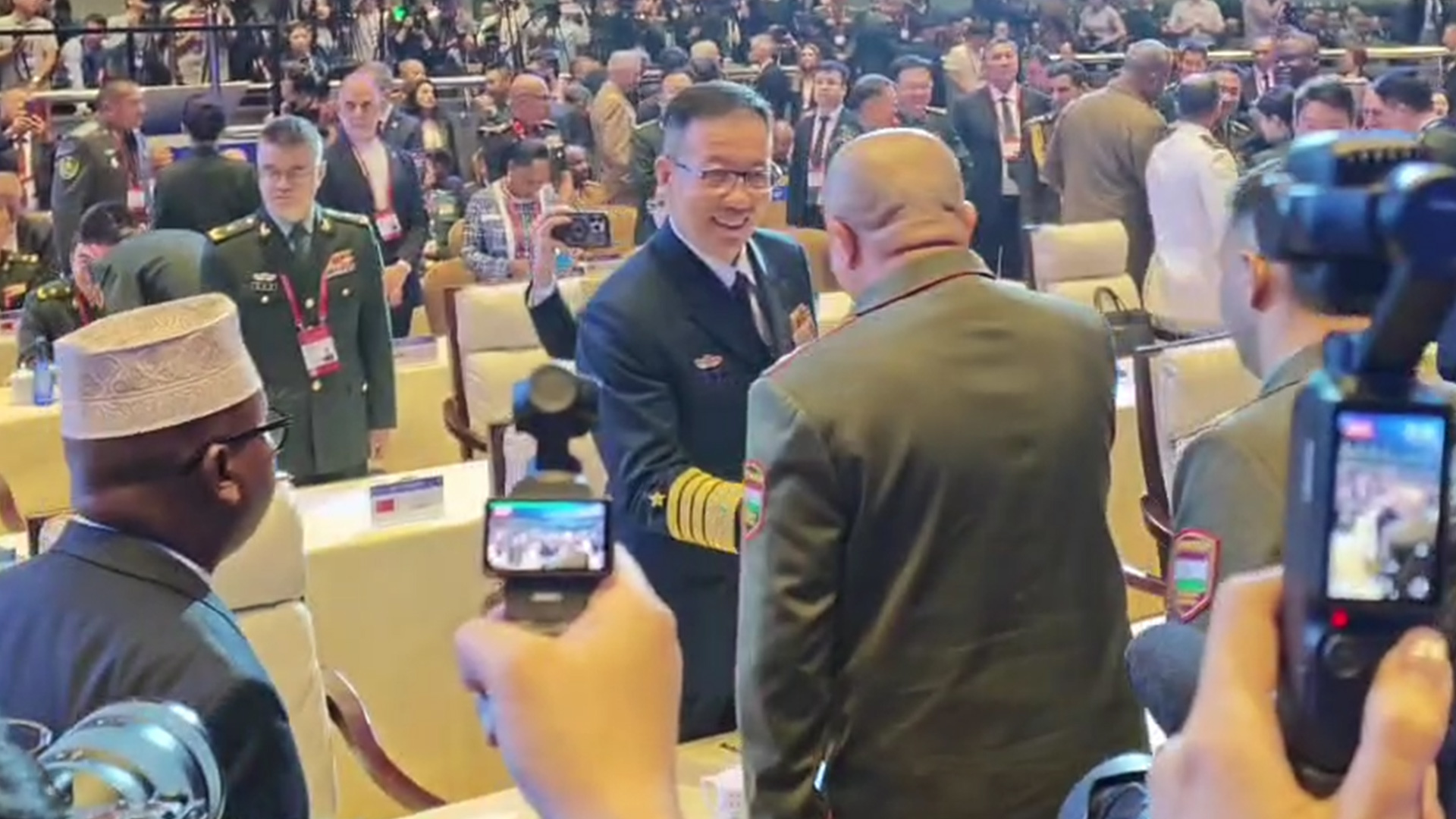 现场直击！国防部长董军出席北京香山论坛开幕式，与各国军方代表握手