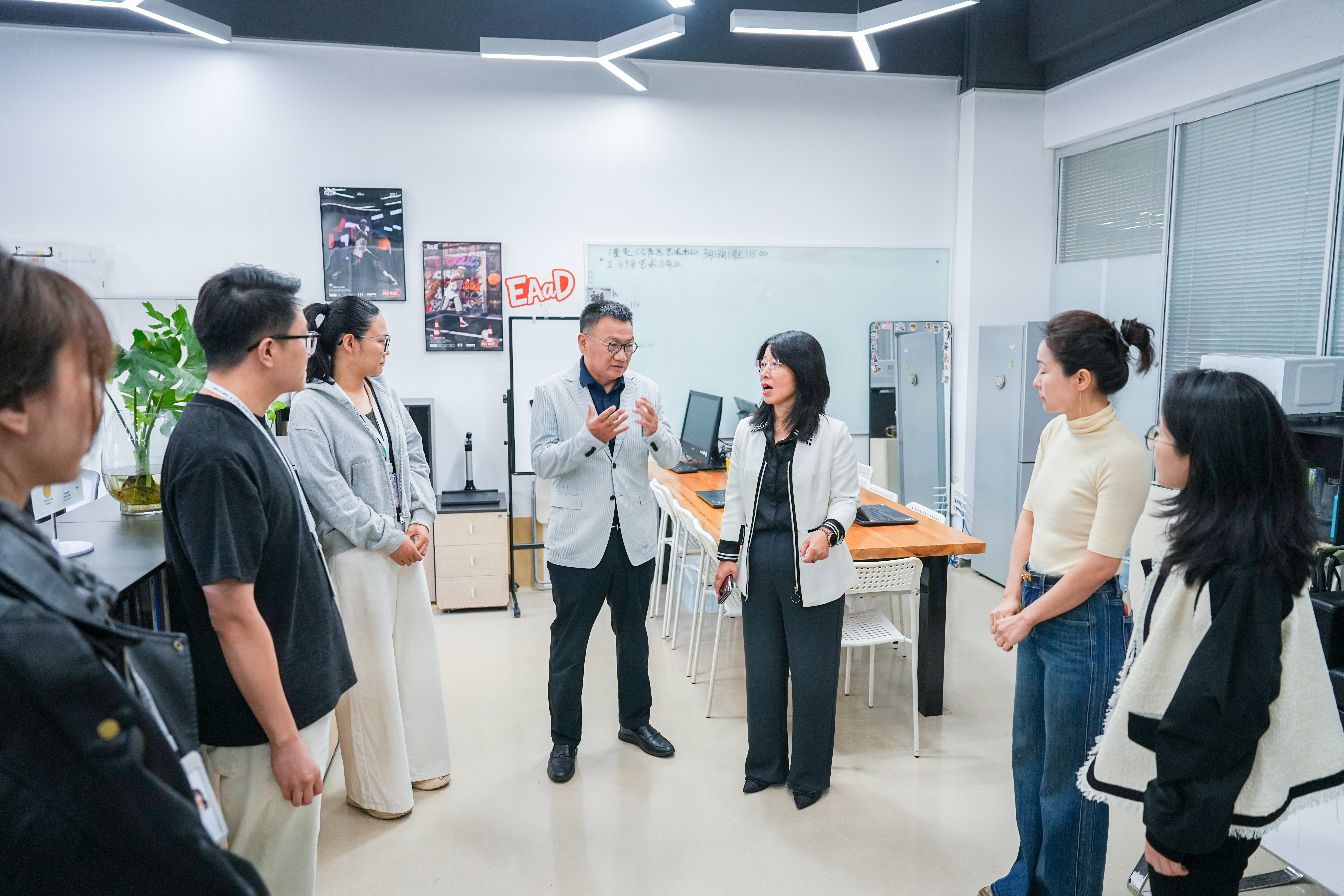 斑斓如你!西安欧亚学院庆祝第42个教师节