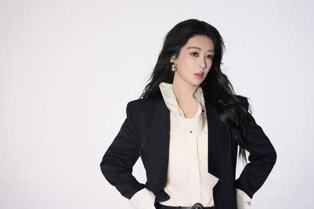 杨紫穿黑色宽松西装利落知性