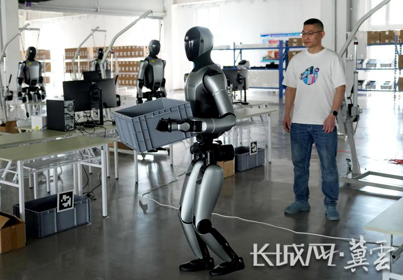 秦皇岛市海港区秦皇岛小岛空间智能机器人产业基地工作人员在对机器人产品进行训练。新华社发 杨世尧 摄
