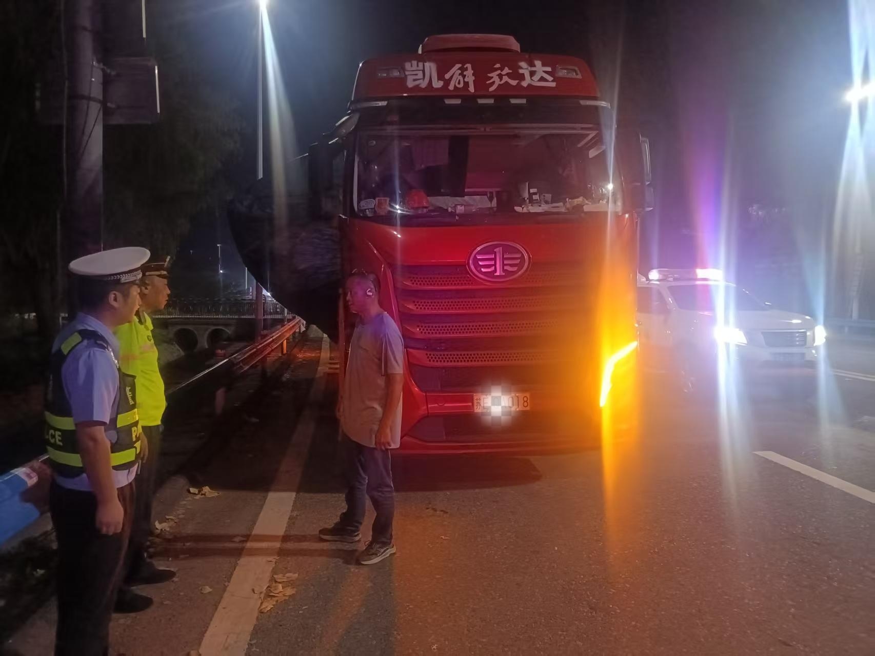 深夜护航排险情 路警联动保畅通  夏邑路产外勤中队联合高速交警护送货物倾斜货车安全驶离高速