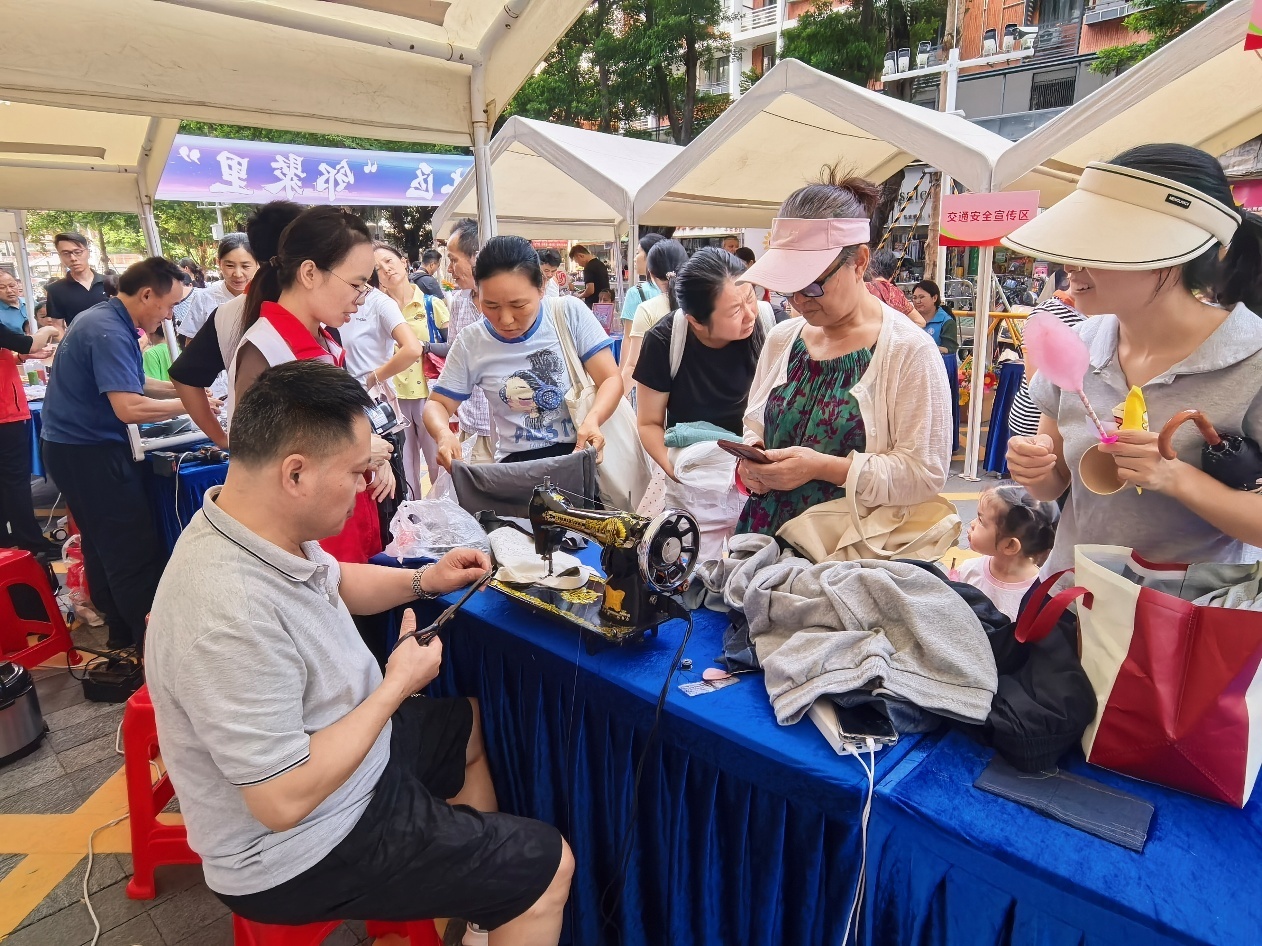 流塘社区“邻聚里”党建集市暖心开市——服务送到家门口