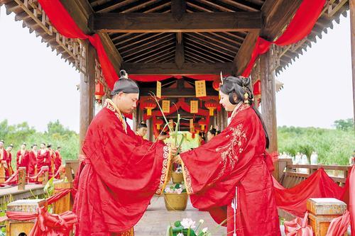 9月9日,“诗韵鸡泽·风雅成婚”集体婚礼在鸡泽县诗经文化园举行。本报记者 陈正摄