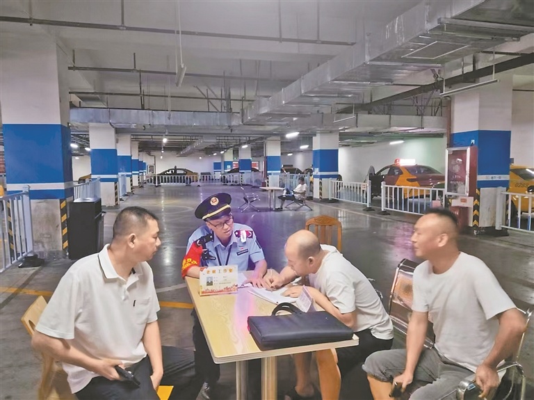 “老谢工作室”骨干谢世文在赣州西站现场为出租车、网约车司机调解矛盾。