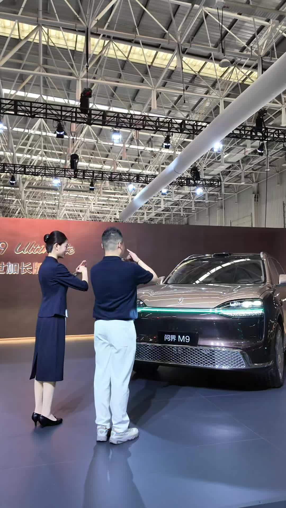 问界M9 Ultimate工厂交付！新时代豪华品牌提车有多尊？