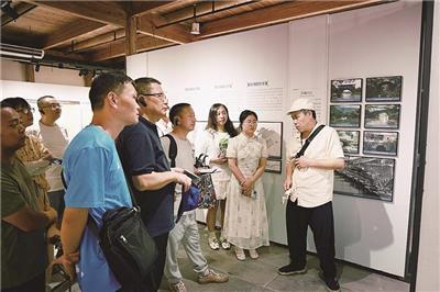 白光华（右一）在景德镇瓷业水运展示馆讲解。 （受访者供图）