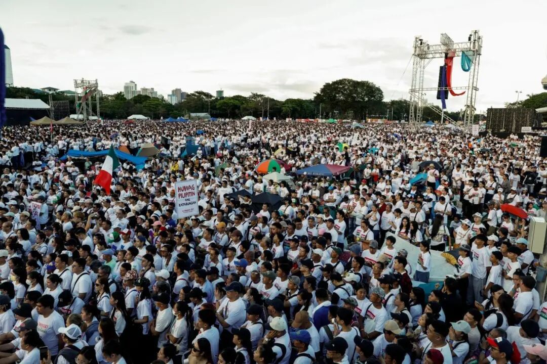 2025年11月,菲律宾民众发起大规模集会,抗议官员在防洪过程上的贪腐。(图源:美联社.)webp_副本
