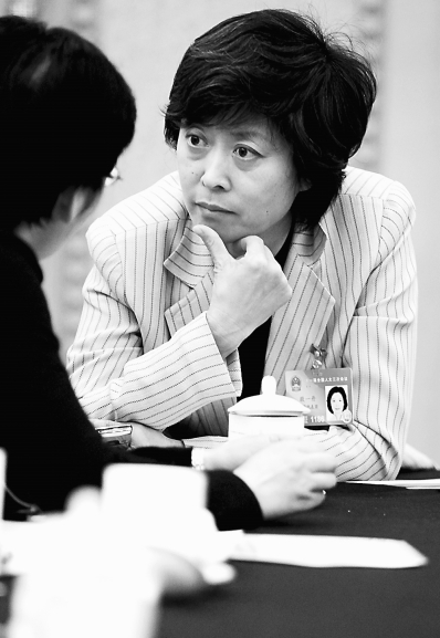 江西代表团敬一丹代表在分组审议中