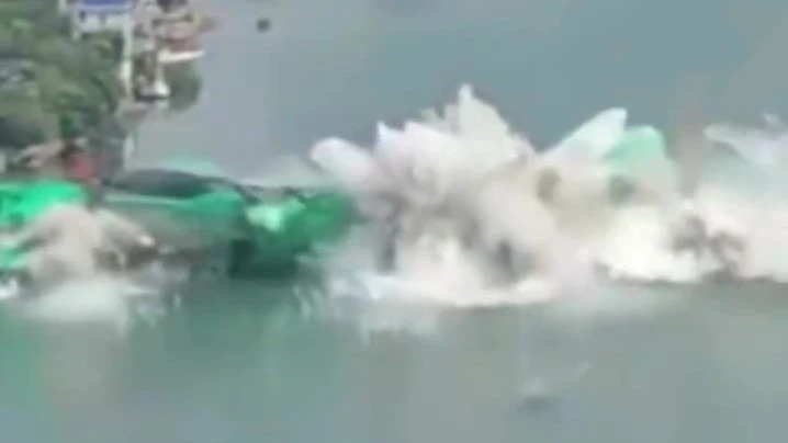 震撼瞬间，湖南道县潇水大桥成功爆破拆除，百米桥梁几秒钟入水