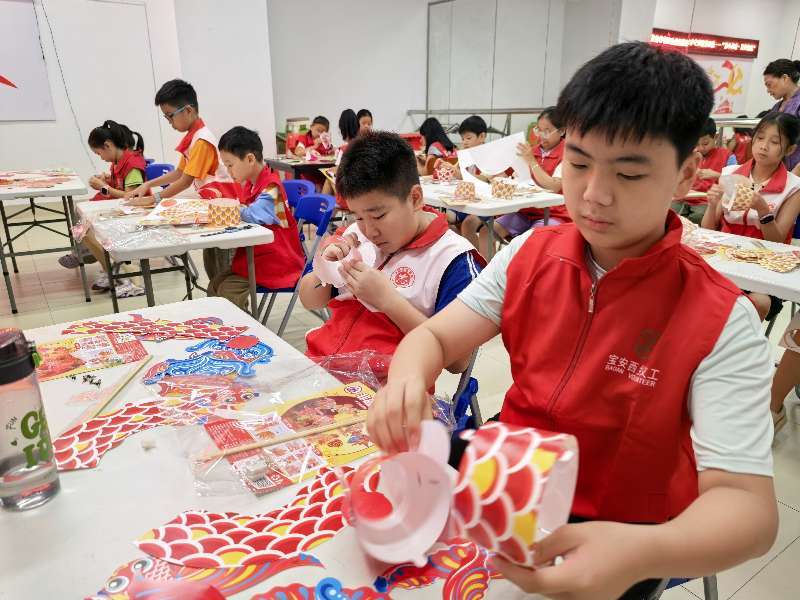 盐田社区新时代文明实践站活动暨“盐值传灯·鱼跃中秋”——青少年志愿者鱼灯制作体验活动