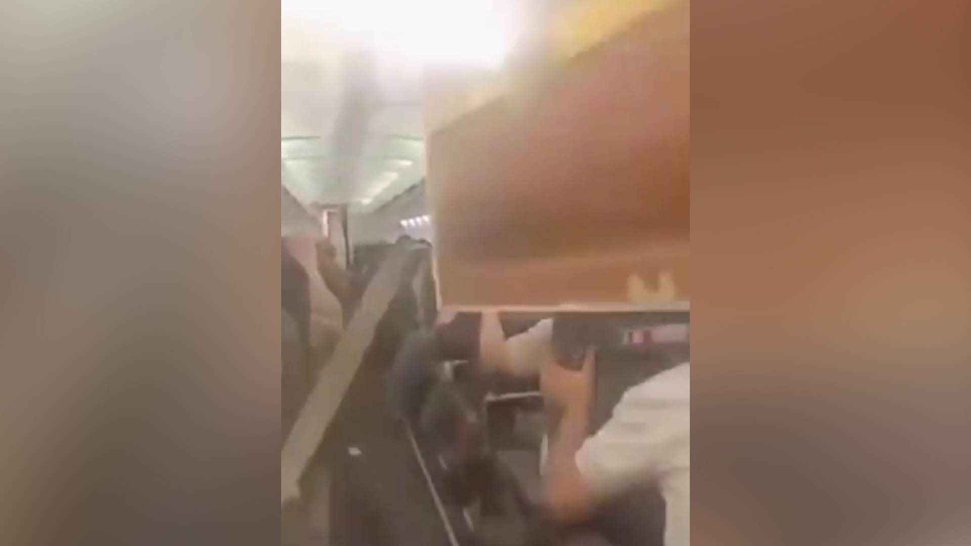 惊声尖叫！伊朗一架波音737客机起飞不久突发故障，机舱顶和行李舱掉落砸向乘客，“制裁使伊朗无法购买新飞机，也无法维护现有飞机”
