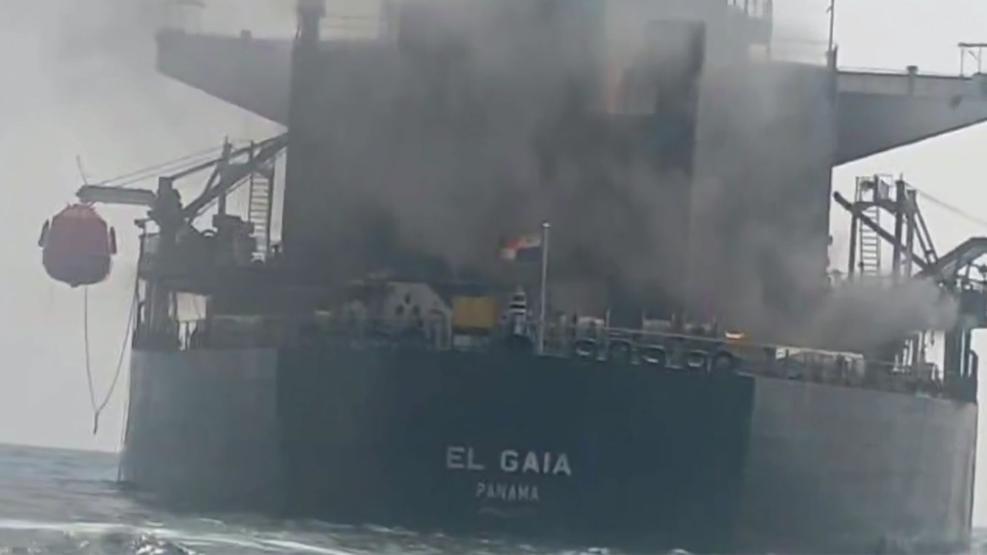 伊媒公布一艘油轮穿越海峡触雷爆炸起火画面，现场滚滚浓烟