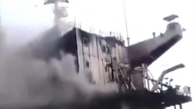 霍尔木兹油轮触雷画面首曝光