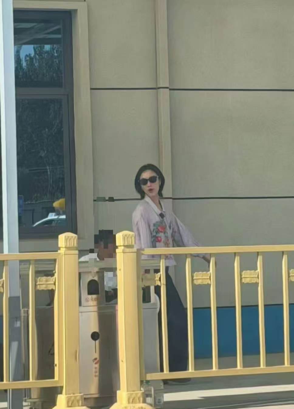 38岁倪妮练科目二被网友偶遇，后背被汗水浸透