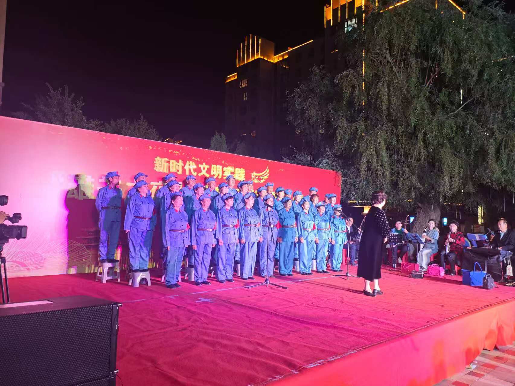 老中青合唱团上台表演