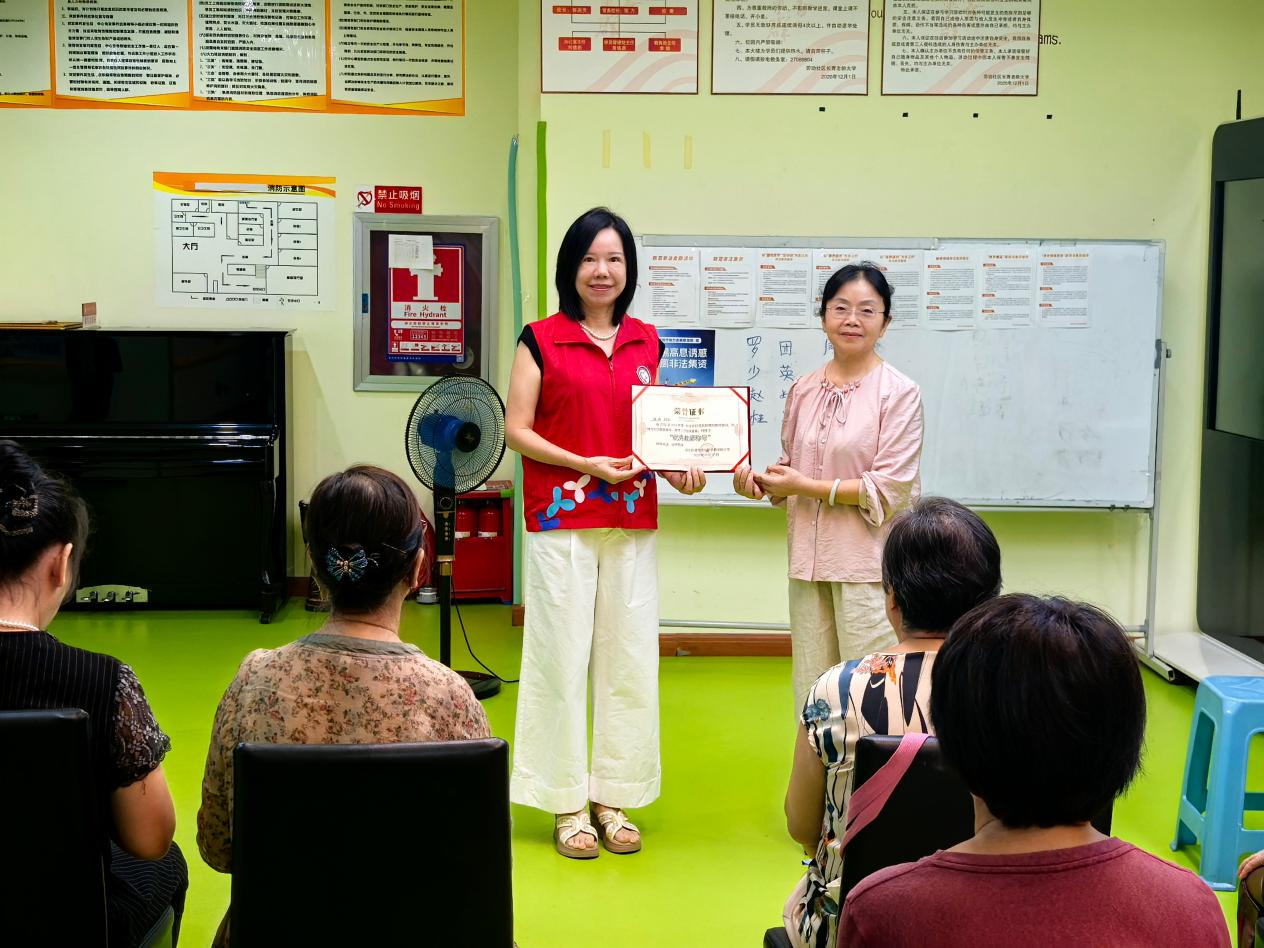 劳动社区长青老龄大学开学季:感恩周丹老师,歌声温暖夕阳红