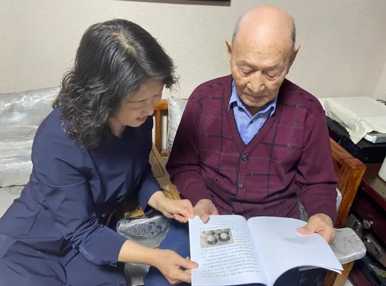 李昌言和男儿李海华沿途看回忆录