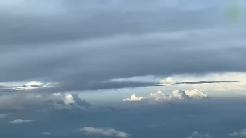 墨西哥城上空有UFO高速飞过：外观深灰色呈钻石形状一度和军机同框